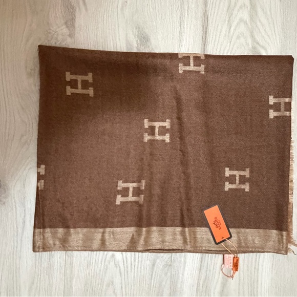 Scarf Hermes ,new with tag ‼️ - Picture 6 of 6